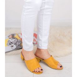 Klapki damskie Laura Mode QL-89 Żółte. Żółte klapki damskie LAURA MODE, bez wzorów, z tworzywa sztucznego, bez obcasa, na obcasie. Za 69,00 zł.
