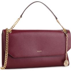 Torebka DKNY - Bryant Envelope Clutch R74G3011 Blood Red XOD. Czerwone torebki klasyczne damskie DKNY, bez wzorów, ze skóry, klasyczne, bez dodatków. W wyprzedaży za 529,00 zł.
