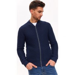 Sweter rozpinany typu bomber. Niebieskie swetry męskie Top Secret, na zimę, xl, bez wzorów, z dzianiny, eleganckie. W wyprzedaży za 59,99 zł.