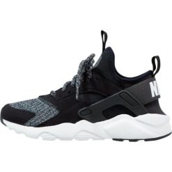 Nike Sportswear AIR HUARACHE RUN ULTRA SE (GS) Tenisówki i Trampki black/anthracite/cool grey. Czarne trampki męskie Nike Sportswear, z tworzywa sztucznego. W wyprzedaży za 422,10 zł.