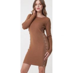 Brązowa Sukienka Lurnea. Pomarańczowe sukienki damskie Born2be, na zimę, xl, w koronkowe wzory, z dzianiny, bez kołnierzyka, bez rękawów, długie, mini, dopasowane. Za 89,99 zł.