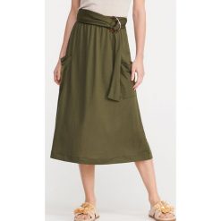 Dzianinowa spódnica z kieszeniami - Khaki. Brązowe spódniczki damskie Reserved, bez wzorów, z dzianiny. Za 89,99 zł.