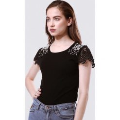 Czarna Bluzka Bond. Czarne bluzki damskie Born2be, s, bez wzorów, z okrągłym kołnierzem, z krótkim rękawem. Za 49,99 zł.