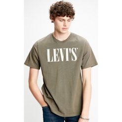 Levi's Koszulka Zielony. Zielone podkoszulki męskie Levi's®, s, z nadrukiem, z bawełny, z krótkim rękawem. Za 102,95 zł.