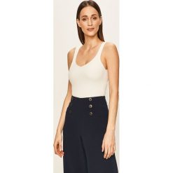 Vero Moda - Top. Czarne bluzki damskie Vero Moda, s, bez wzorów, z poliesteru, bez kołnierzyka. W wyprzedaży za 69,90 zł.