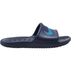 KLAPKI KAWA SHOWER (GS). Klapki damskie Nike, w paski, z syntetyku, bez obcasa. Za 89,99 zł.