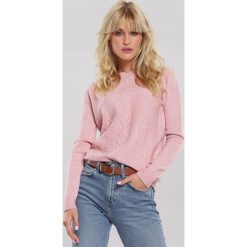Jasnoróżowy Sweter Banyan. Różowe swetry damskie Renee, m, w geometryczne wzory, casualowe, długie. Za 69,99 zł.