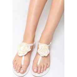 Białe Sandały Shimmer Heart. Białe sandały damskie Born2be, ze sprzączką. Za 49,99 zł.