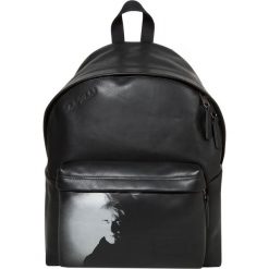 Eastpak PADDED PAK'R/IBTWO: ANDY WARHOL Plecak portrait. Czarne plecaki męskie Eastpak. W wyprzedaży za 735,20 zł.