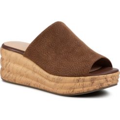 Klapki GEOX - D Primula Sand D D02GYD 00007 C0013 Brown. Pomarańczowe klapki damskie Geox, bez wzorów, ze skóry, bez obcasa, na koturnie. W wyprzedaży za 419,00 zł.