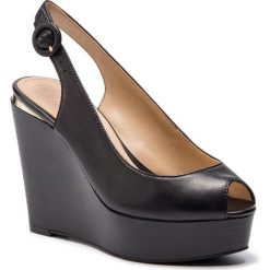 Sandały GUESS - Hardy FL6HRD LEA04 BLACK. Czarne klapki damskie Guess, z aplikacjami, ze skóry, bez obcasa, na obcasie. Za 669,00 zł.