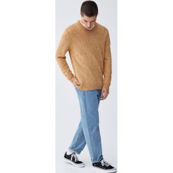 Sweter z dekoltem w serek z prążkowanymi detalami. Szare swetry męskie Pull&Bear, m, bez wzorów, prążkowane, z dekoltem w serek, bez kaptura. Za 99,90 zł.