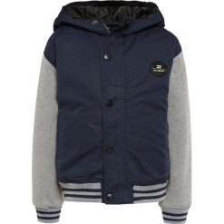 Billabong RYNNER Kurtka przejściowa navy. Niebieskie kurtki chłopięce przejściowe Billabong, z materiału. W wyprzedaży za 229,50 zł.