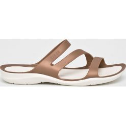 Crocs - Klapki. Żółte klapki damskie Crocs, bez wzorów, z gumy, bez obcasa, na obcasie. W wyprzedaży za 139,90 zł.
