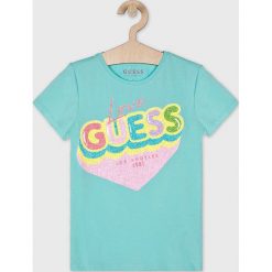 Guess Jeans - Top dziecięcy 118-175 cm. Białe bluzki dziewczęce Guess Jeans, z nadrukiem, z elastanu, z okrągłym kołnierzem, z krótkim rękawem, krótkie, bez kaptura. W wyprzedaży za 89,90 zł.