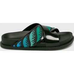 Melissa - Klapki. Czarne klapki damskie Melissa, bez wzorów, z gumy, bez obcasa. Za 369,90 zł.