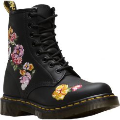 Dr. Martens 1460 Vonda II 24067001. Czarne buty trekkingowe damskie marki Dr. Martens. W wyprzedaży za 599,99 zł.