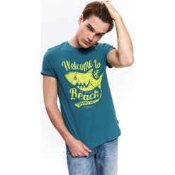 T-shirt z wakacyjnym nadrukiem. Niebieskie t-shirty męskie Top Secret, na zimę, xxl, z nadrukiem, z bawełny, wakacyjne, bez kołnierzyka, krótkie. W wyprzedaży za 19,99 zł.