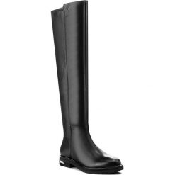 Muszkieterki GUESS - Celestin FLCEL3 LEA11 BLACK. Czarne bez kategorii marki Guess, z materiału, przed kolano, na wysokim obcasie, na obcasie. W wyprzedaży za 649,00 zł.