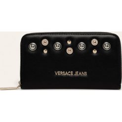 Versace Jeans - Portfel. Czarne portfele damskie Versace Jeans, bez wzorów, z poliesteru. W wyprzedaży za 299,90 zł.