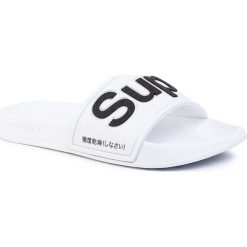 Klapki SUPERDRY - Eva Pool SLIDE WF300008A Optic 01C. Białe klapki damskie Superdry, bez wzorów, z tworzywa sztucznego, bez obcasa. Za 109,00 zł.