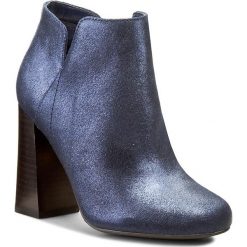 Botki GUESS - Helio FLHEL3 LEM10 NAVY. Niebieskie botki damskie marki Guess, z zamszu, na obcasie. W wyprzedaży za 479,00 zł.