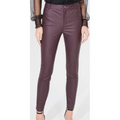 Woskowane jeansy skinny - Bordowy. Czerwone jeansy damskie Mohito. Za 119,99 zł.