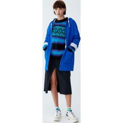 Płaszcz przeciwdeszczowy z kapturem i sznurkami. Niebieskie płaszcze damskie pastelowe Pull&Bear. Za 139,00 zł.