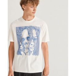 T-shirt ze strukturalnym nadrukiem - Kremowy. Białe t-shirty męskie Reserved, s, z nadrukiem, bez kołnierzyka. Za 49,99 zł.