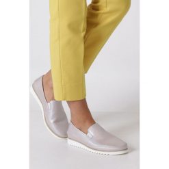 Beżowe półbuty slip on błyszczące perła Sergio Leone MK729. Brązowe półbuty damskie marki Sergio Leone, bez wzorów, bez obcasa, bez zapięcia. Za 98,99 zł.