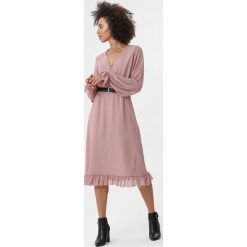 Różowa Sukienka Addicted To You. Różowe sukienki damskie Born2be, s, bez wzorów, bez kołnierzyka, bez rękawów, midi. Za 229,99 zł.