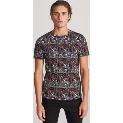 T-shirt z abstrakcyjnym printem - Czarny. Czarne t-shirty męskie Reserved, xl, bez wzorów, bez kołnierzyka. W wyprzedaży za 24,99 zł.