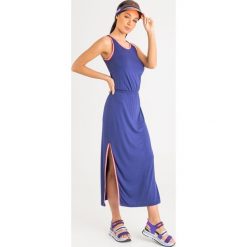 SUKIENKA emporio armani. Niebieskie sukienki damskie Emporio Armani, na co dzień, s, bez wzorów, z materiału, z okrągłym kołnierzem, bez rękawów, maxi, proste. Za 399,00 zł.