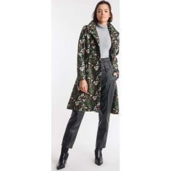 Czerwony Elegancki Jednorzędowy Płaszcz z Małym Kołnierzykiem. Czerwone kurtki damskie Nommo, s, z poliesteru, eleganckie. Za 244,90 zł.