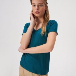 Wiskozowy t-shirt z dekoltem w szpic - Zielony. Zielone t-shirty damskie Sinsay, s, bez wzorów, z wiskozy, bez kołnierzyka. Za 19,99 zł.