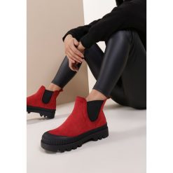 Czerwone Botki Lilney. Czerwone botki damskie Renee, bez obcasa, na płaskiej podeszwie, bez zapięcia. Za 139,99 zł.