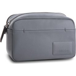 Kosmetyczka CALVIN KLEIN - Task Force Washbag K50K503952 008. Szare kosmetyczki męskie Calvin Klein, ze skóry ekologicznej. Za 299,00 zł.