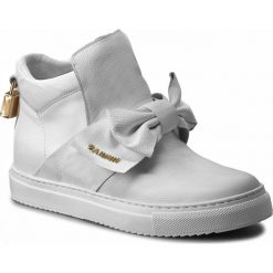 Sneakersy CARINII - B3834 I81-000-000-B67. Białe półbuty damskie Carinii, bez wzorów, ze skóry, bez obcasa, na koturnie, bez zapięcia. W wyprzedaży za 229,00 zł.