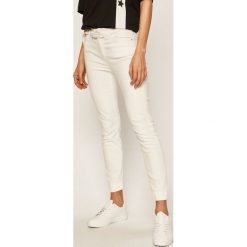 Pinko - Jeansy Sabrina. Białe jeansy damskie Pinko, w paski, z elastanu. W wyprzedaży za 599,90 zł.