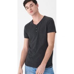 T-shirt z guzikami - Szary. Szare t-shirty męskie House, s, bez wzorów, bez kołnierzyka. Za 35,99 zł.