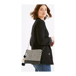 Torebka damska. Torebki klasyczne damskie Promod, bez wzorów, eleganckie, na ramię, z pomponami. Za 64,90 zł.
