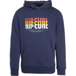 Rip Curl SCRIPT HOODED Bluza z kapturem blue indigo. Niebieskie bluzy chłopięce marki Rip Curl, z bawełny, z kapturem. W wyprzedaży za 170,10 zł.