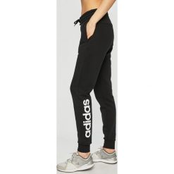 Adidas Performance - Spodnie. Czarne spodnie damskie Adidas, s, z nadrukiem, z bawełny. W wyprzedaży za 139,90 zł.