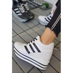 Buty sportowe damskie LUANDA WHITE. Czarne buty sportowe damskie Buty sportowe damskie LUANDA WHITE, bez wzorów, sportowe. W wyprzedaży za 139,00 zł.