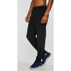 Nike Sportswear - Spodnie. Czarne spodnie męskie marki Nike Sportswear, na co dzień, xl, bez wzorów, z bawełny, casualowe. W wyprzedaży za 299,90 zł.
