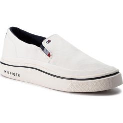 Tenisówki TOMMY HILFIGER - Lightweight Slip On Sneaker FM0FM02060 Whisper White 121. Białe półbuty męskie TOMMY HILFIGER, na co dzień, bez wzorów, z gumy, bez zapięcia. Za 359,00 zł.