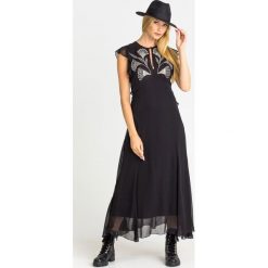 SUKIENKA Twinset. Czarne sukienki damskie Twinset, na co dzień, z aplikacjami, z wiskozy, z okrągłym kołnierzem, bez rękawów, maxi, asymetryczne. Za 854,50 zł.