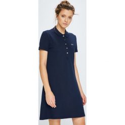 Lacoste - Sukienka. Białe sukienki damskie Lacoste, na co dzień, s, bez wzorów, z elastanu, casualowe, bez kołnierzyka, z krótkim rękawem, krótkie, mini, proste. W wyprzedaży za 359,90 zł.