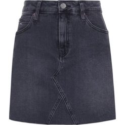 Spódnica jeansowa Tommy Jeans DW0DW08159. Szare spódniczki damskie Tommy Jeans, bez wzorów, z elastanu. W wyprzedaży za 309,00 zł.