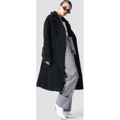 NA-KD Trend Płaszcz z dużym kołnierzem Teddy - Black. Czarne płaszcze damskie marki NA-KD Trend, bez wzorów, z poliesteru. Za 323,95 zł.